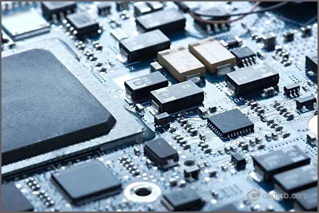 (Płytka drukowana z różnymi komponentami elektronicznymi)