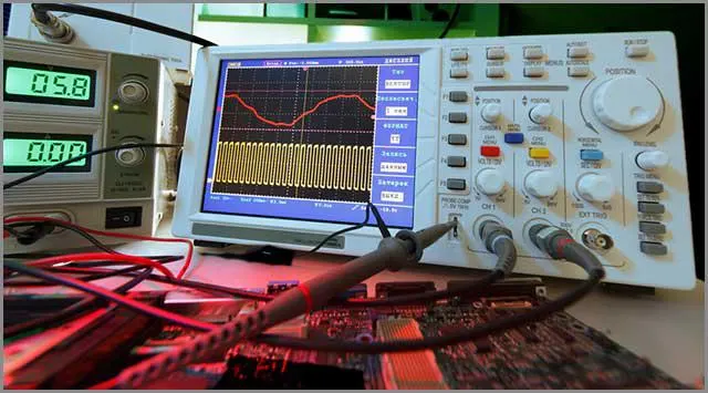 Testowanie PCB w trakcie badania pod kątem błędów w programowaniu
