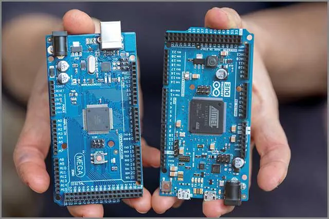 (Producent obwodów drukowanych pokazuje dwa różne modele PCB)