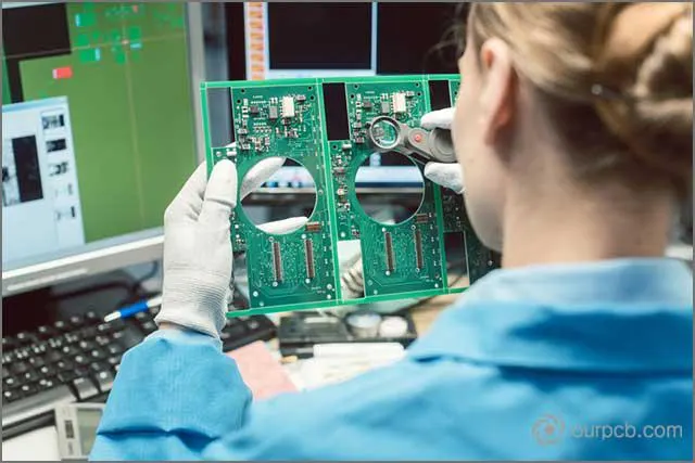  (Technik w warsztacie dostawcy prototypowych obwodów drukowanych kontrolujący standardy jakości)