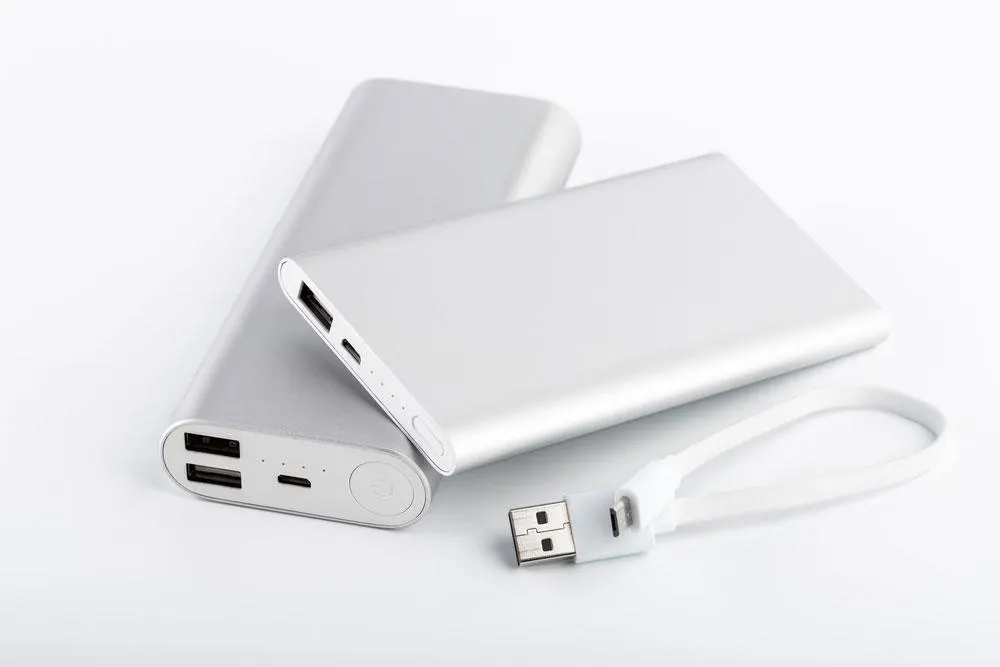 Dwa power banki z różnymi portami USB