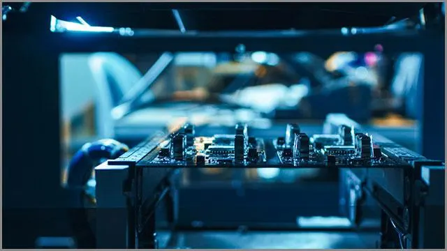  ( (Po montażu zautomatyzowany sprzęt zrobotyzowany wykorzystuje technologię światła i lasera do testowania elektronicznych płytek drukowanych)