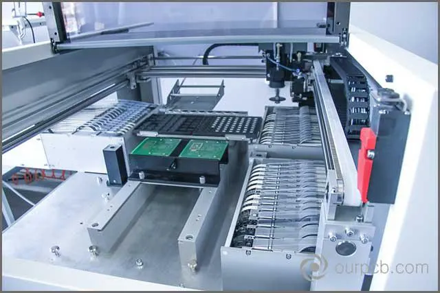 (Proces technologiczny lutowania i montażu komponentów chipowych na płytce pcb. )