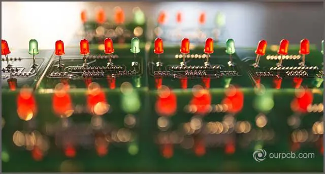  (Czerwone i zielone żarówki wyświetlane na panelu PCB)