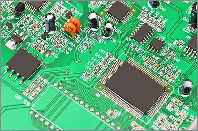 (Weź pod uwagę jakość, koszt i moc materiałów, z których wykonana jest nasza płytka PCB).