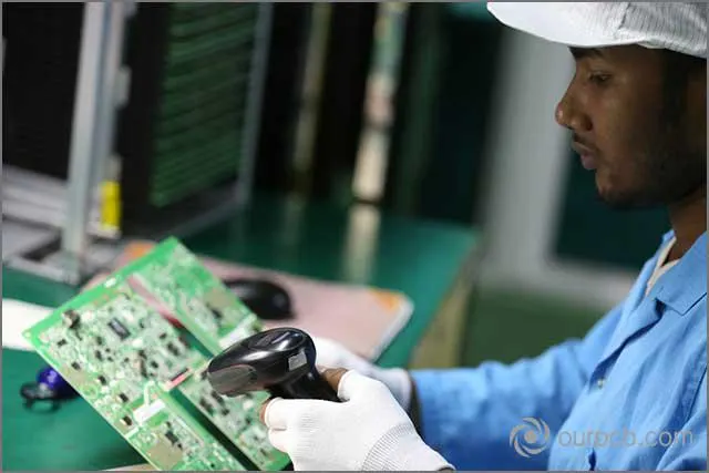 Technik prowadzący różne techniki zarządzania zapasami na PCB