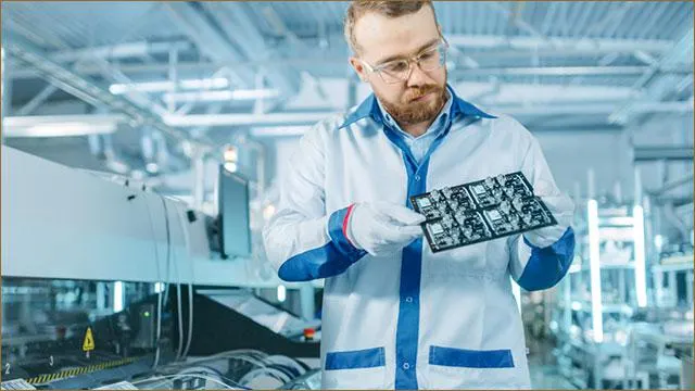 Inspektor sprawdzający projekt otworów kasztelanych PCB