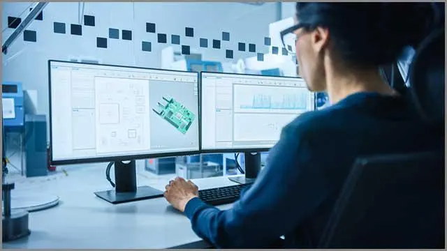 (Inżynier pracujący nad układem PCB i gotowym projektem)