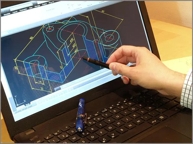 (projektant pracujący na konstrukcji CAD)