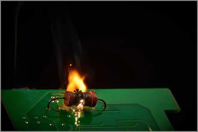 (Uszkodzona płytka PCB)