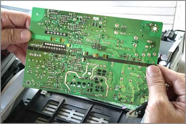 (Uszkodzona płytka PCB)