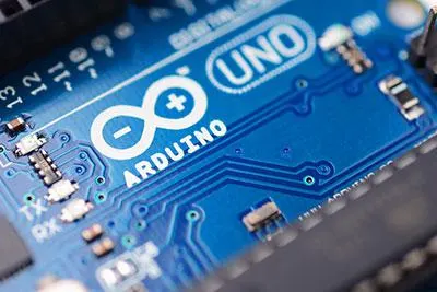 Ilustruje on zbliżenie płytki Arduino