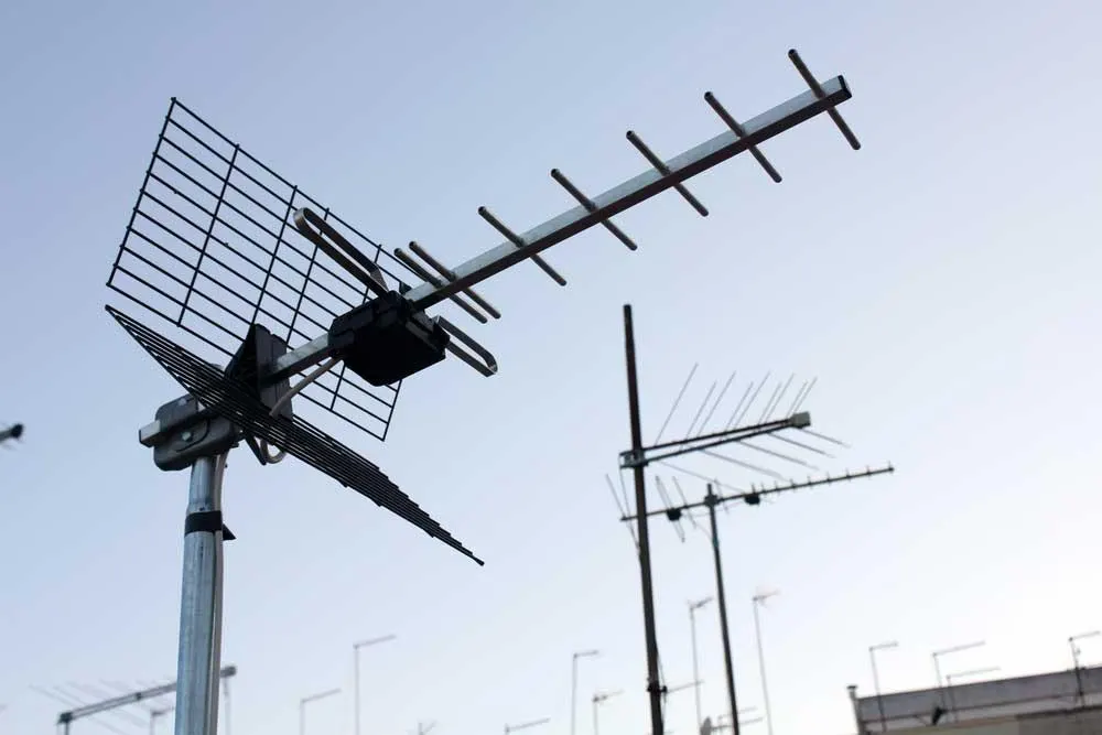(Antena odbiera sygnały z satelitów)