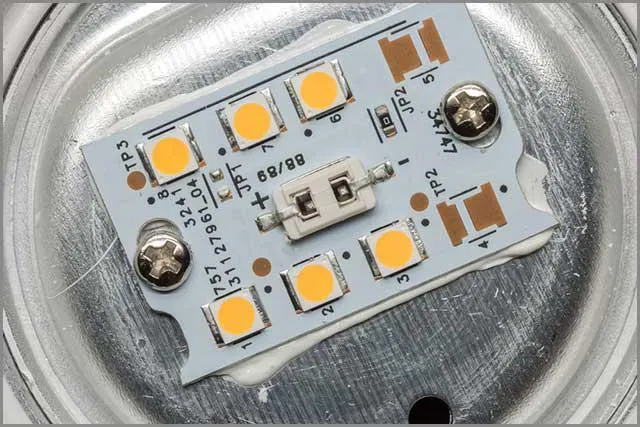 (Aluminiowa płytka PCB, na której znajdują się diody LED)