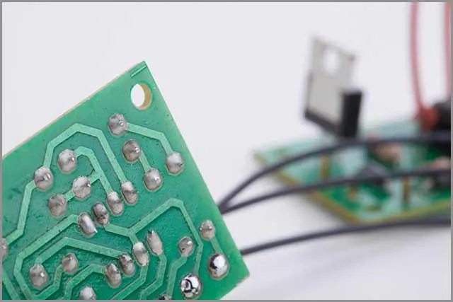 (Proces PCB Podniesione komponenty na uszkodzonej płytce drukowanej)