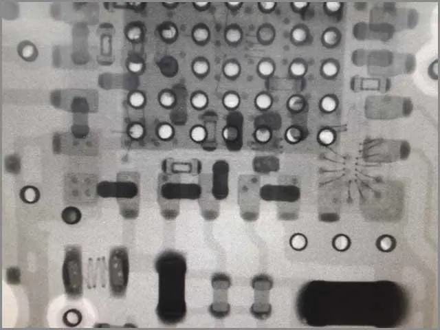  Kontrola rentgenowska płytki drukowanej (PCB) pod kątem ewentualnych błędów