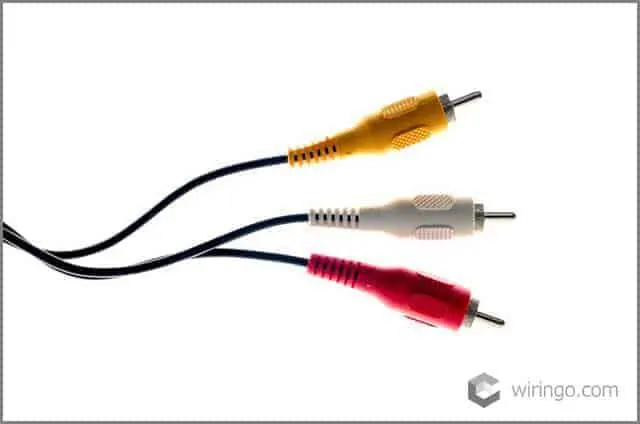 Niestandardowymi kablami XLR i kablami RCA 3