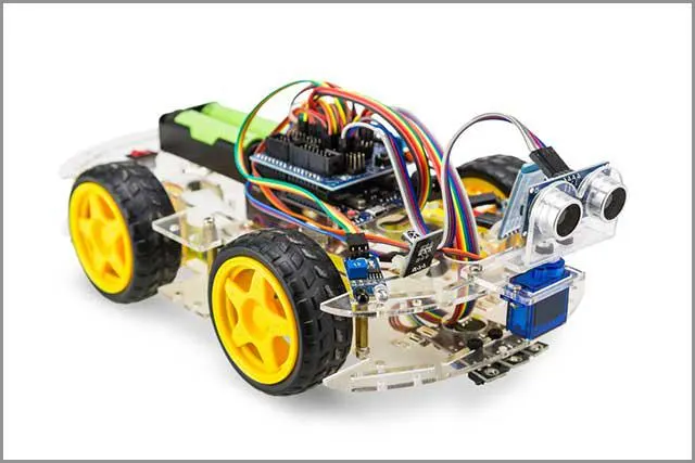Przedstawia prawidłowo zmontowany prototyp samochodu-robota przy użyciu płytki Arduino
