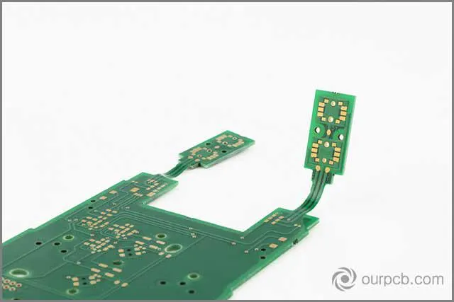 Wielokrotne płytki drukowane PCB wyizolowane na białym tle.