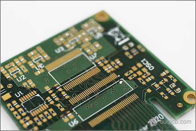  (Technik w warsztacie dostawcy PCB prototypu sprawdzający standardy jakości)