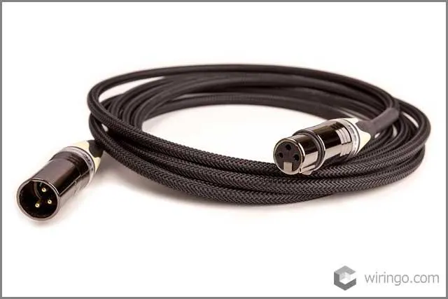 Niestandardowymi kablami XLR i kablami RCA 5