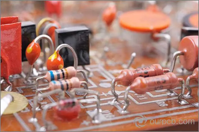 Komponenty radiowe na PCB z wykorzystaniem technologii otworów przelotowych 