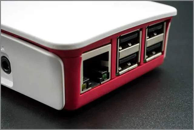 (Porty LAN i USB wykonane przez producenta obwodów drukowanych)