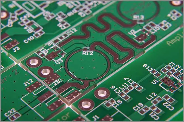 (Posiadanie odpowiednich materiałów poprawia ogólną jakość płyty PCB)