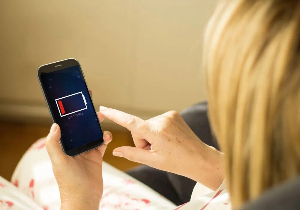Smartfon na niskim poziomie baterii