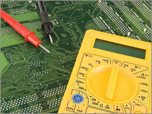 PCB usługi montażowe Żółty multimetr używany do testowania PCB przed montażem